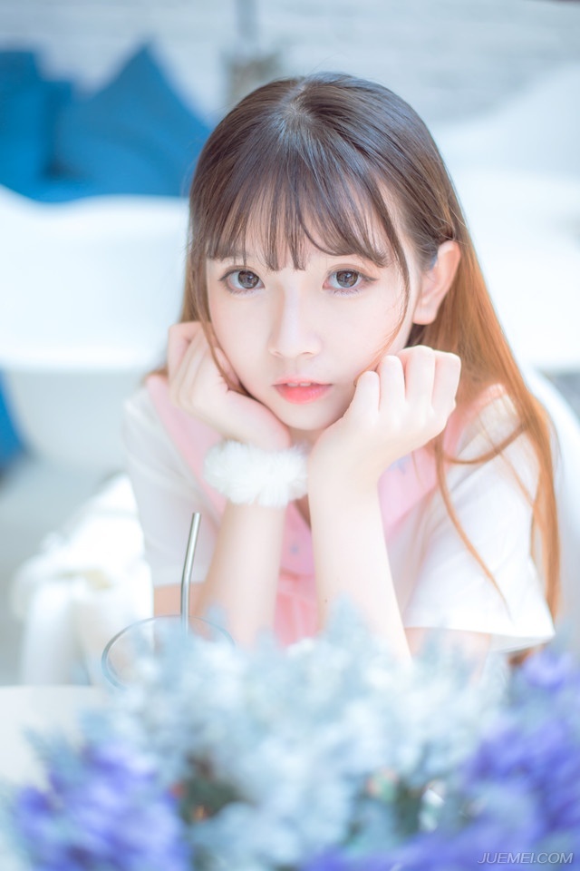 如果知道这些人的想法，估计庞统等人会直翻白眼，江湖上号称三绝的邓展就是被这么个孩子给弄死的，年纪虽然不大，但眼界可不低，吕布对吕征的培养可不仅仅是死读书那么简单，长安城到洛阳，大小衙门这小子都窜遍了，而且每年吕布都会带着吕征去趟塞外，见识一番真正的厮杀，无论是治理地方的实践能力，还是对部队的统帅指挥，扔给他一个县城，未必就比庞统这些牛人做的差，而且是军政皆通的那种。